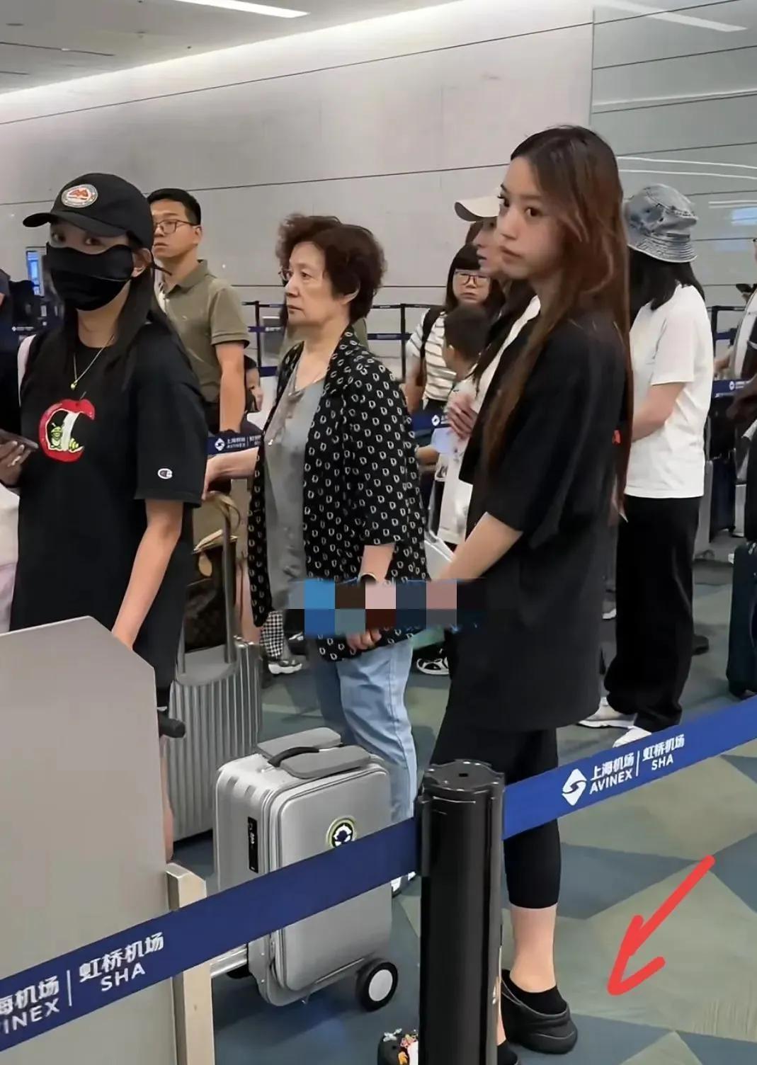 小四月都这么大了！太漂亮了。赵薇的女儿大大的眼睛随妈妈，身材瘦瘦的，一副亭亭玉立