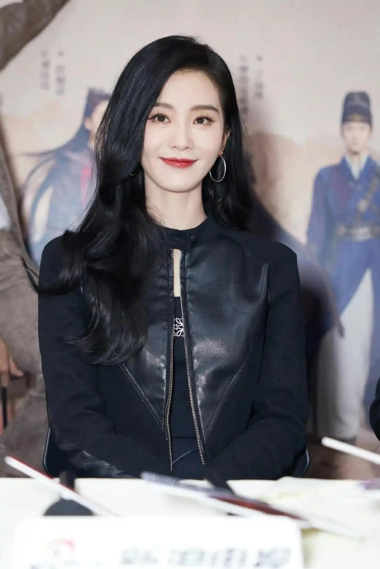 这位美女正在参加一个活动。真的是太漂亮了