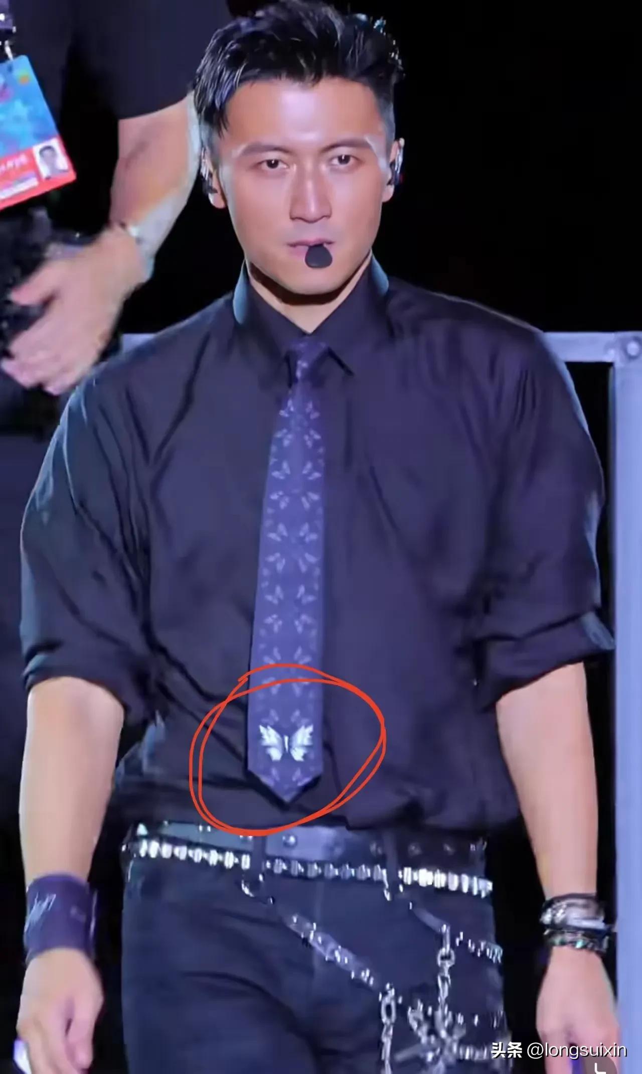 此刻登台是敬业，登台亮蝴蝶是讨骂



这个男人本身就是把演唱会当作他秀恩爱的地