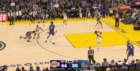 布朗尼连得4分！湖人vs勇士