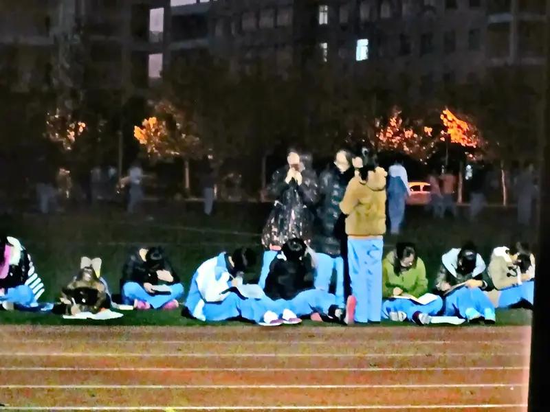 最近山东某中学老师在教室门口贴1.8米高胶带测男生身高的事儿火了。视频里好多学生