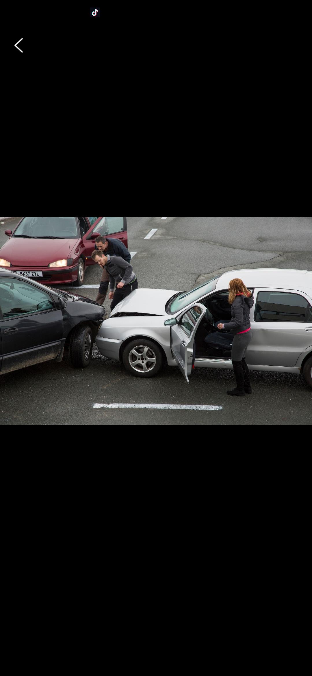10月31日，一辆“老头乐”在河北辛集逆向行驶，竟与劳斯莱斯相撞，导致豪车损毁严