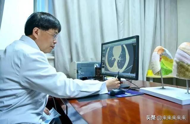 3月23日傍晚，重庆新桥医院的门诊走廊褪去了白日的喧嚣。刚结束全天门诊的胸外科主