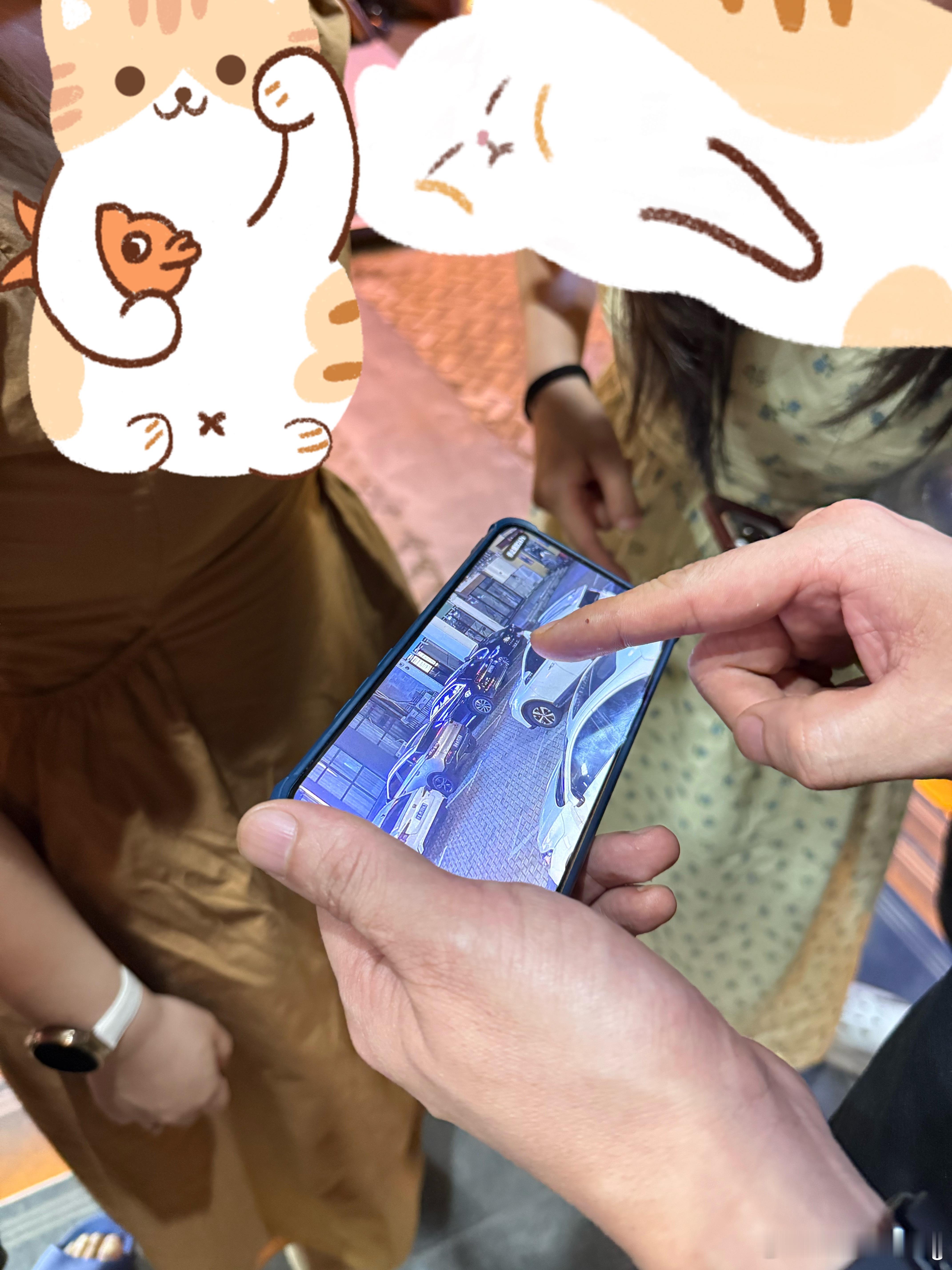 开着问界M8一路智驾，到达南昌刚停好车准备休息，酒店老板过来提醒我们，跟我们说最