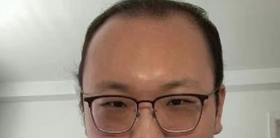 眼是心，眼神奸诈其心必奸，出去了就开始骂娘了，这种人得到不到别人的尊重的。谨慎跟