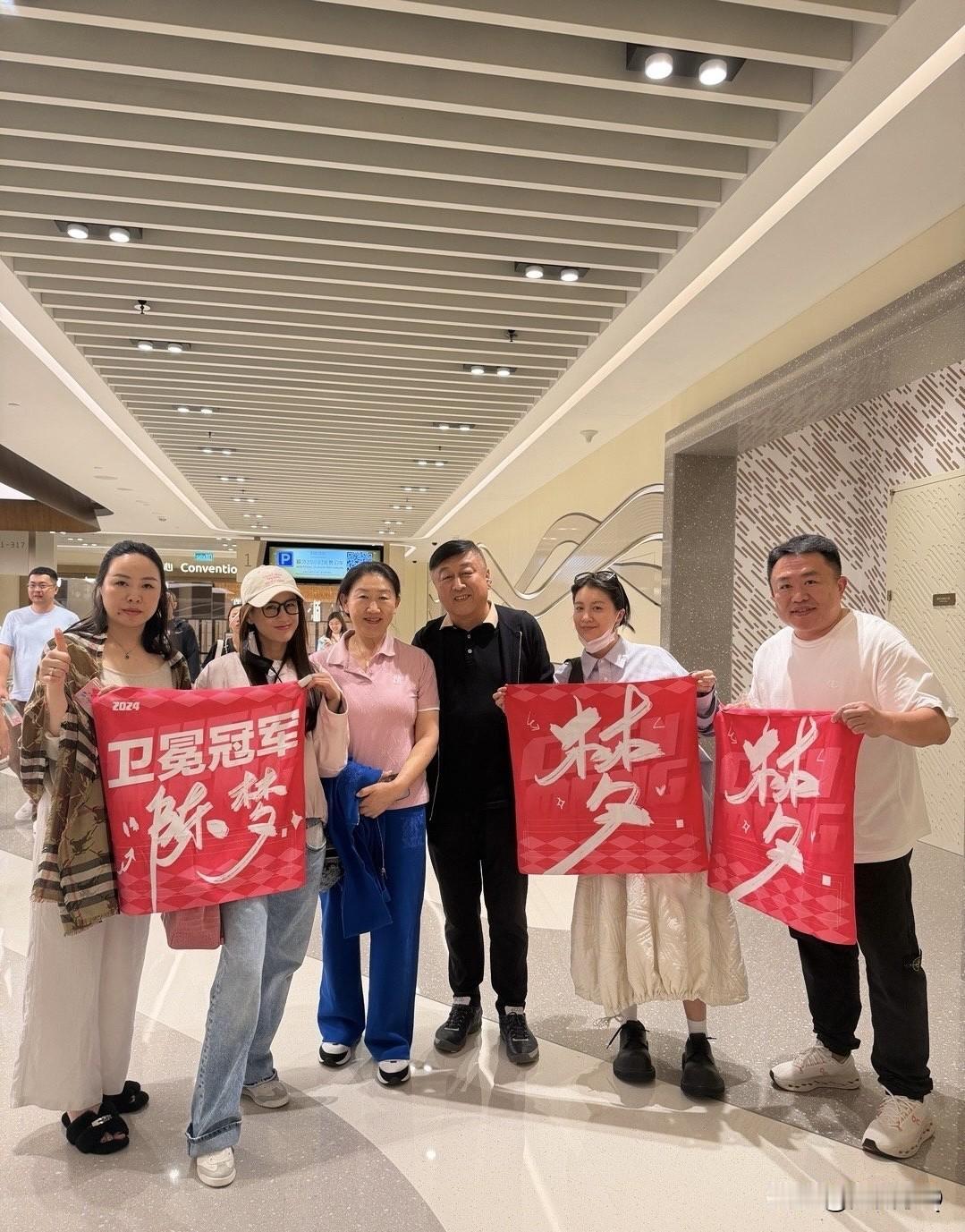 李嘉格和黄圣依有心了，因为被陈梦一起录制过节目结缘，两人组团去现场看陈梦打球，为