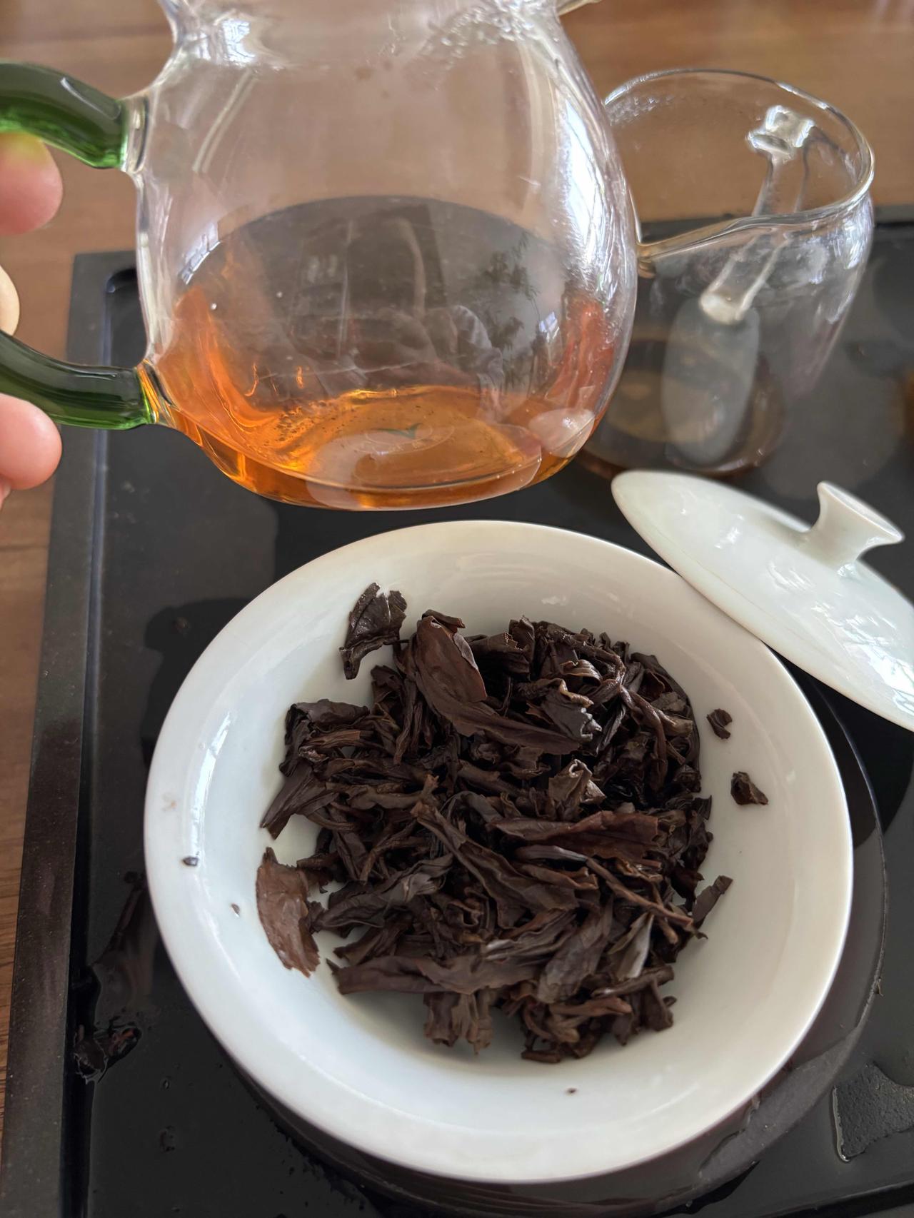 品 存了快30年的生普洱茶，还是老班章，哎，生普真心不咋滴，即使是品质挺好，年份