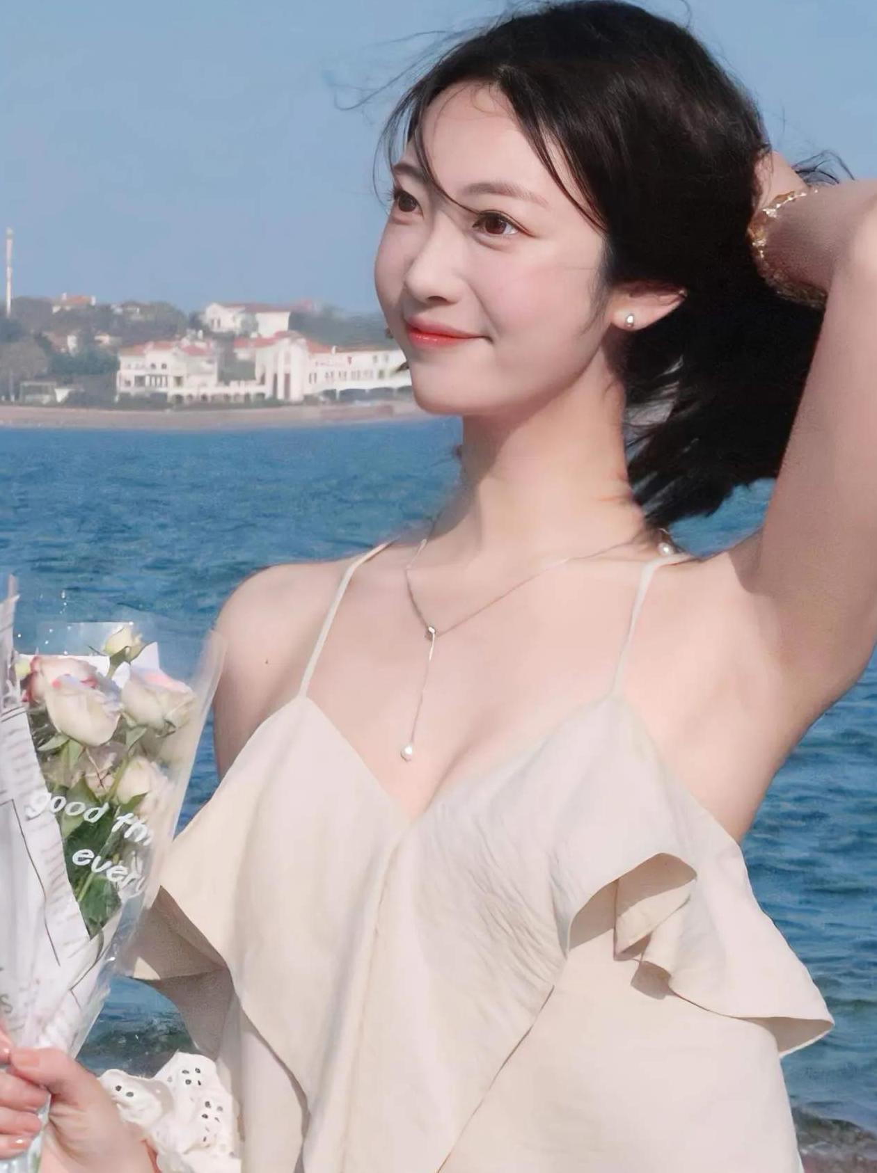 咱就说现在的网红圈多浮躁。
 
杭州有个辅警叫李语蔚，被网友喊“兔子警官”。
 