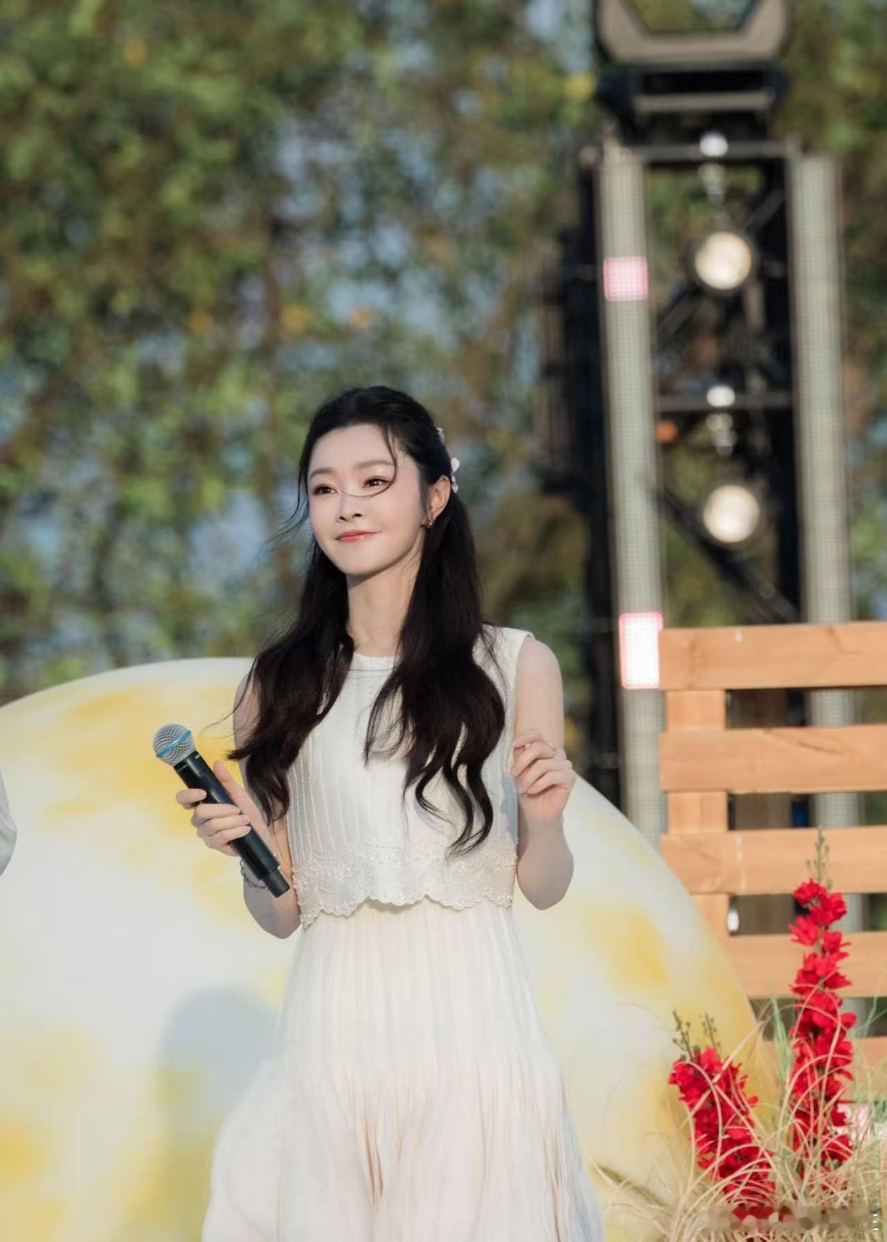 宋轶公主头半扎发 宋轶的公主头半扎发为五四晚会添上一抹梦幻色彩，白裙随风轻扬似云