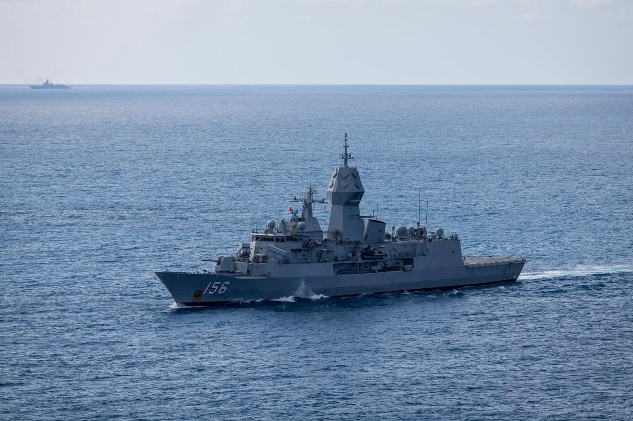 澳大利亚海军图文巴号护卫舰正在东海航行，远处疑似中国海军153西安舰正在跟踪监视