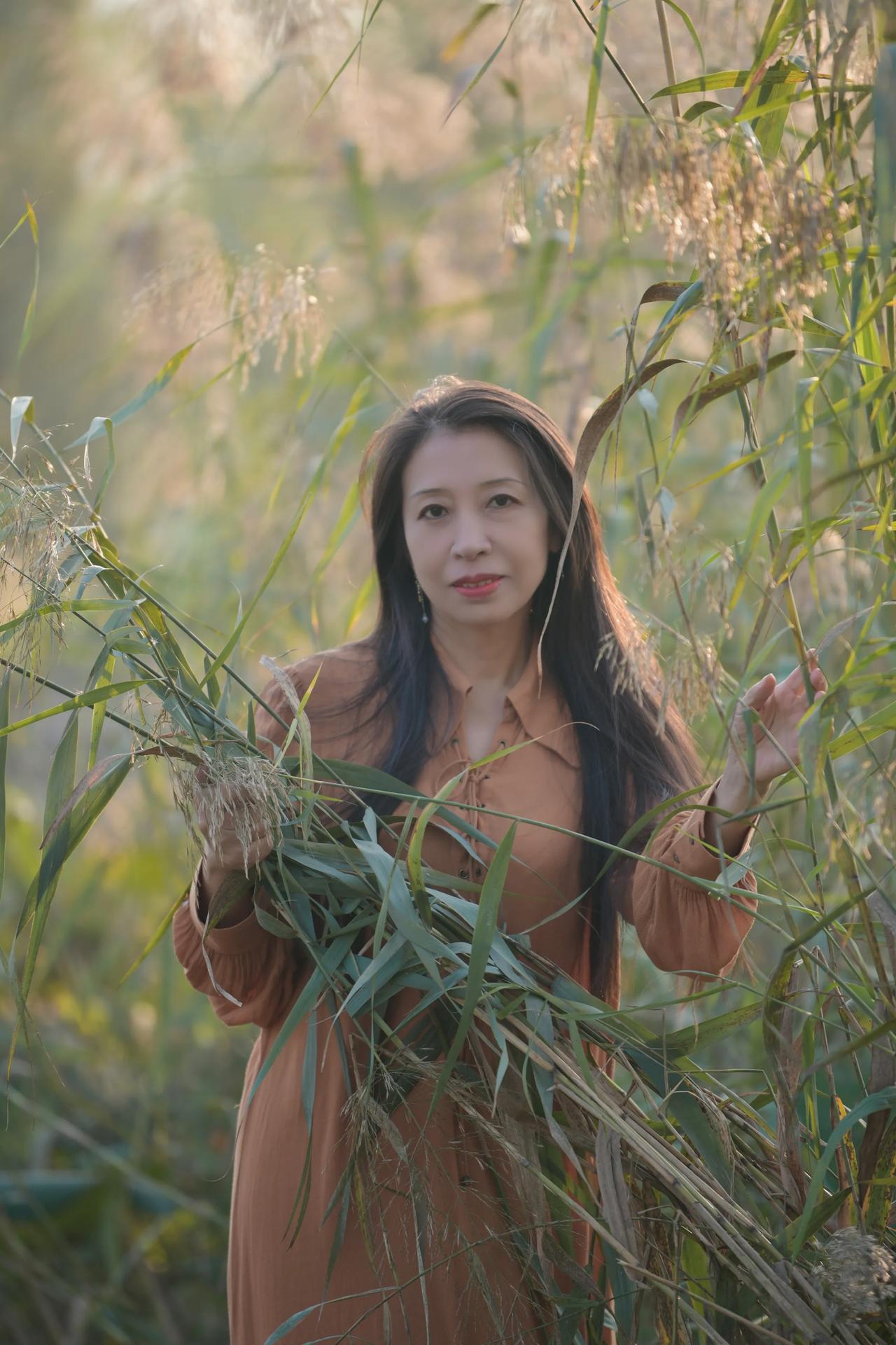 金秋十月，湖边的芦苇荡。#秋日秀色# #秋日之美打卡季# #晚秋美景抓拍# #芦