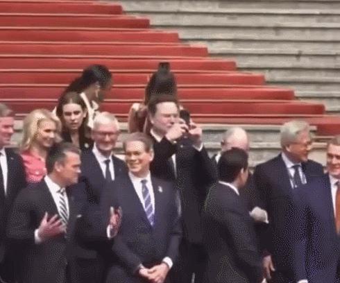 黄仁勋点赞库克比耶马斯克张开双手，还来个360度旋转拍照！原来大佬和我们普通人一