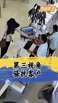 音乐猛地一停。
领舞大妈一个急刹，把身后一排花花绿绿的扇子都给别停了。她没管队形