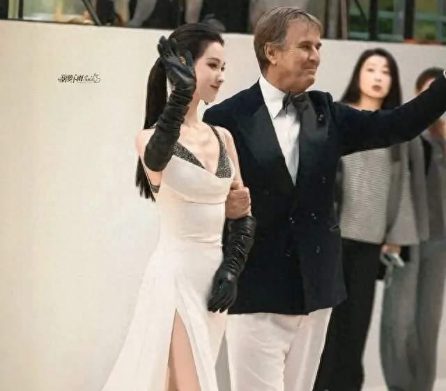 刘涛出席活动遇肢体越界引热议，同场陈都灵也有相似遭遇