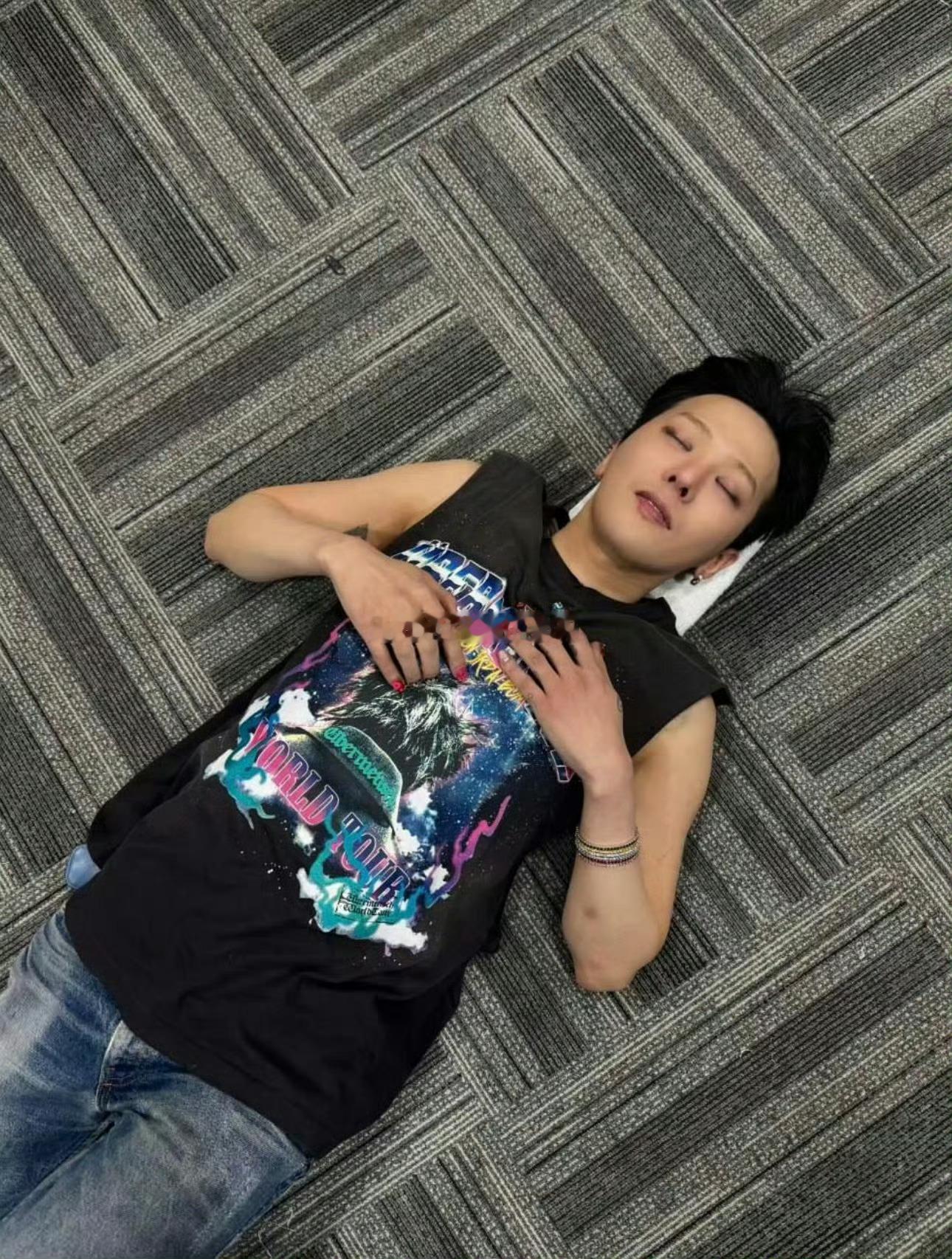 这个角度拍脸也好小