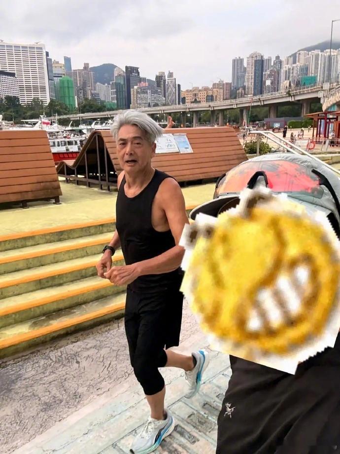 偶遇周润发跑步锻炼 71岁周润发香港跑步被偶遇！一身简约运动装独自锻炼，全程无助