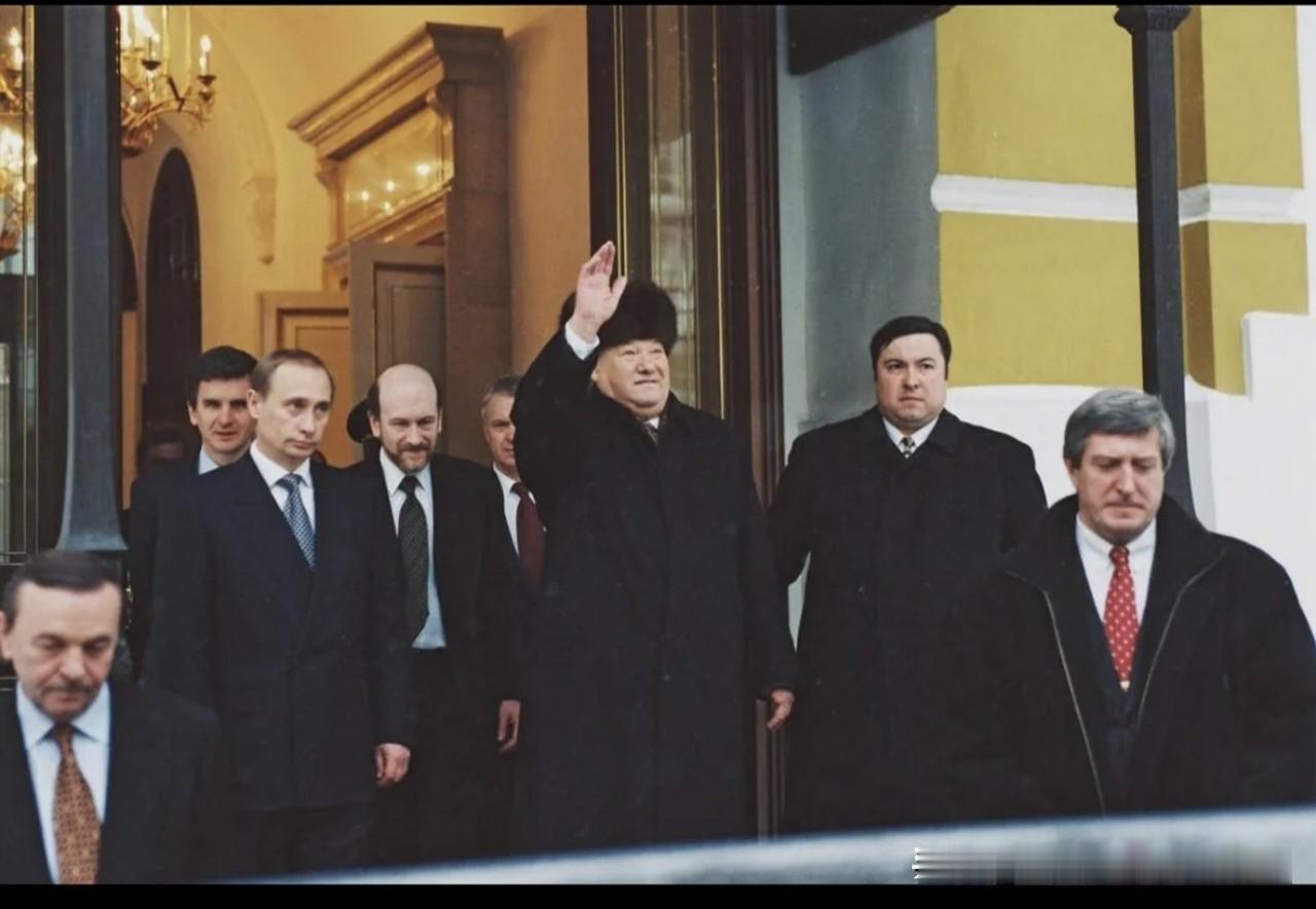 一张旧照定格大幕拉开前的历史瞬间。1999年11月—12月间，当时已经是俄罗斯总
