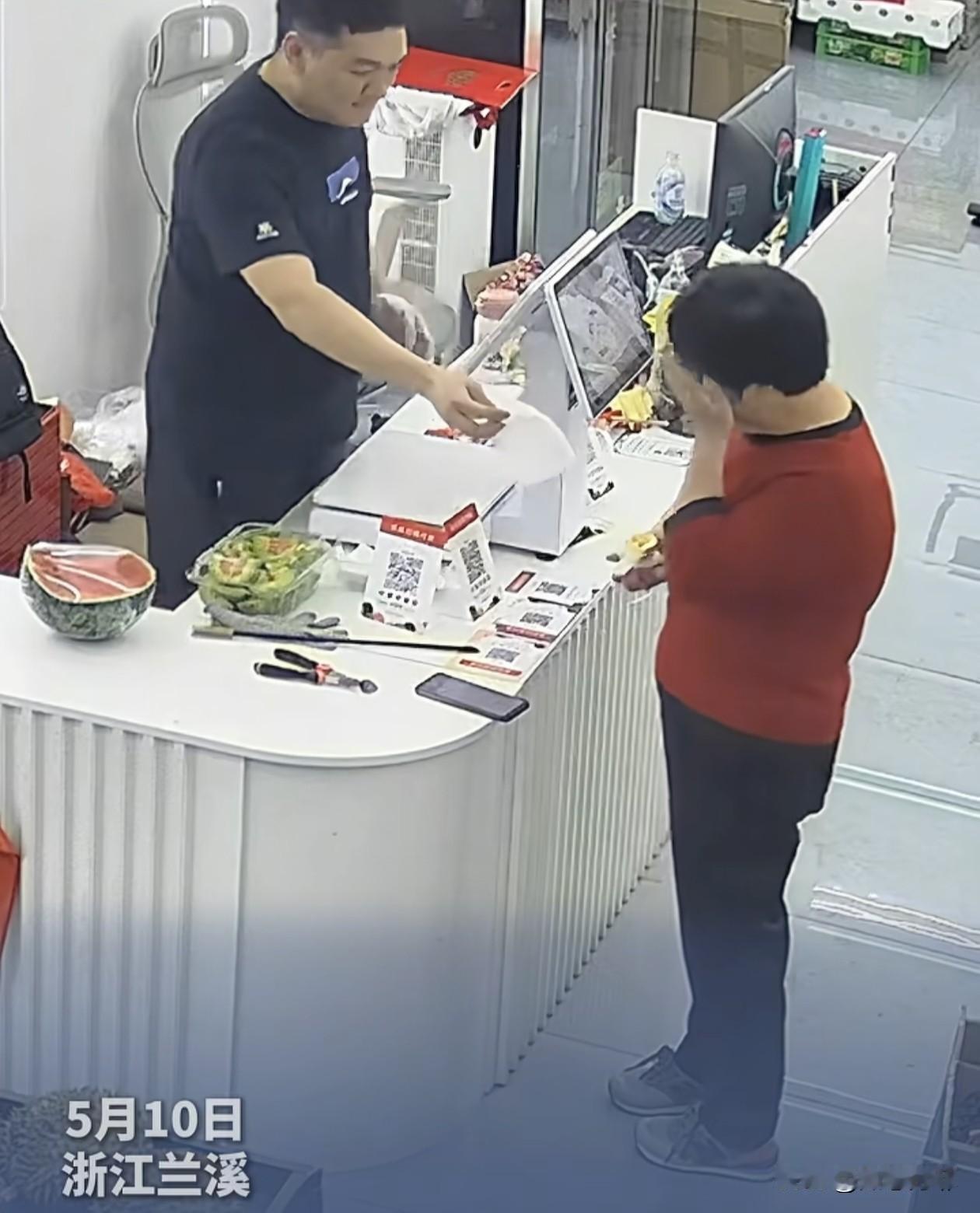 看哭了，浙江，一位阿姨走进水果店，犹豫了很久，小心翼翼地问老板：“能不能只卖我一