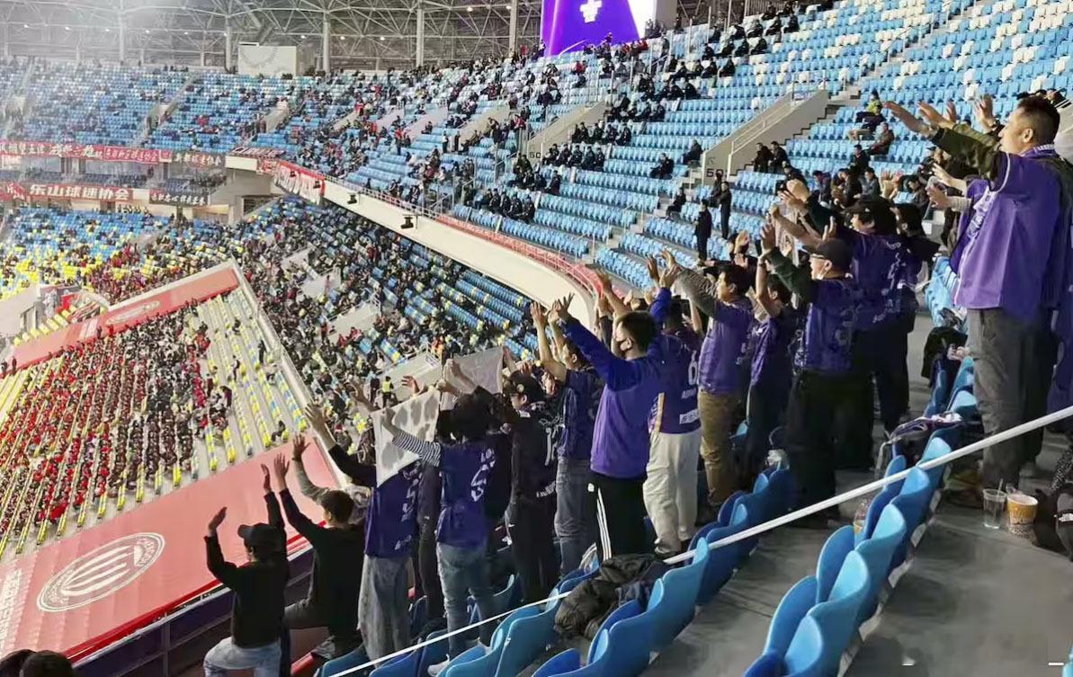 共同社称昨天（25日）在成都市举行了亚洲冠军联赛精英组（ACLE）小组赛，广岛与