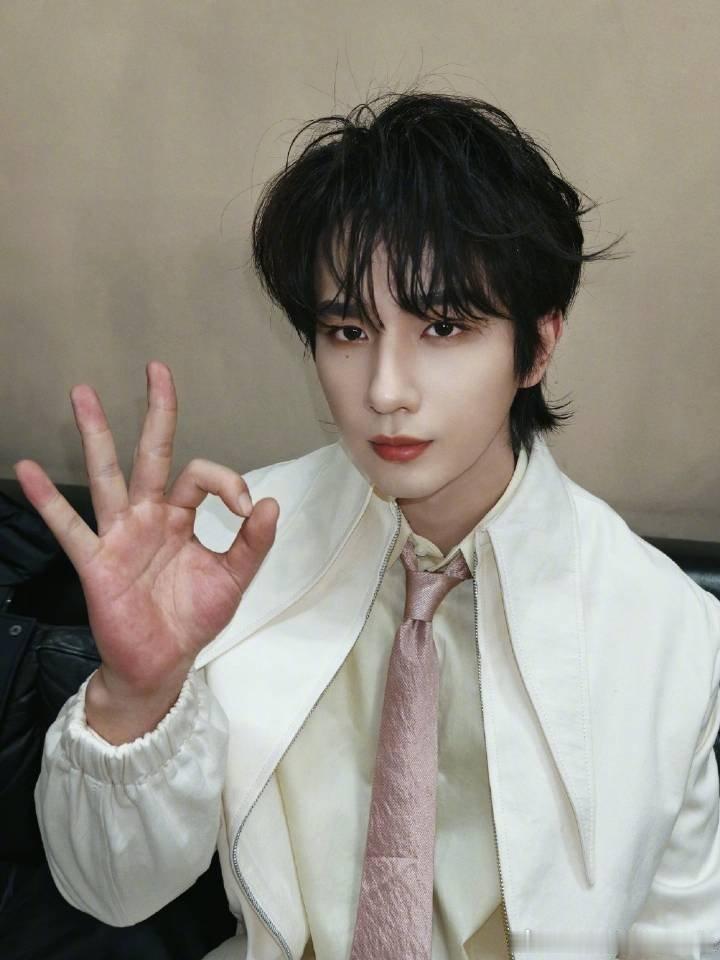 李宏毅烽影燃梅香LHY李宏毅楚定江 你是人间惊鸿客，是毕生心动归宿，余生漫漫只为