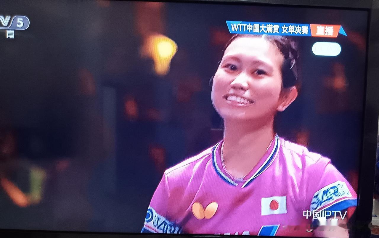 佐藤疃这是什么表情？是出手不利，还是无可奈何。是哭笑不得，还是强装作笑。赛前网上