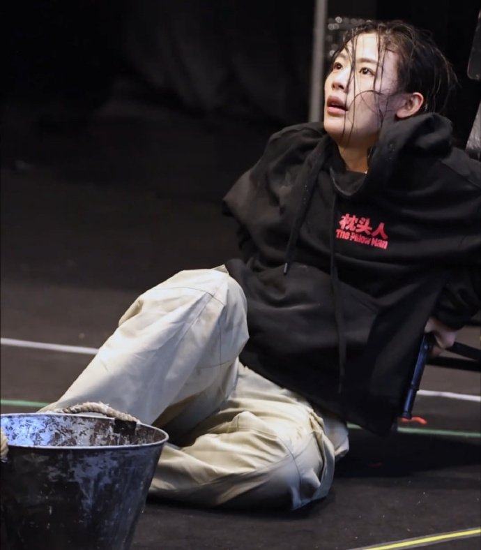 看陈丽君这段请自备纸巾   看陈丽君这段请自备纸巾，被陈丽君的哭戏狠狠破防，眼神