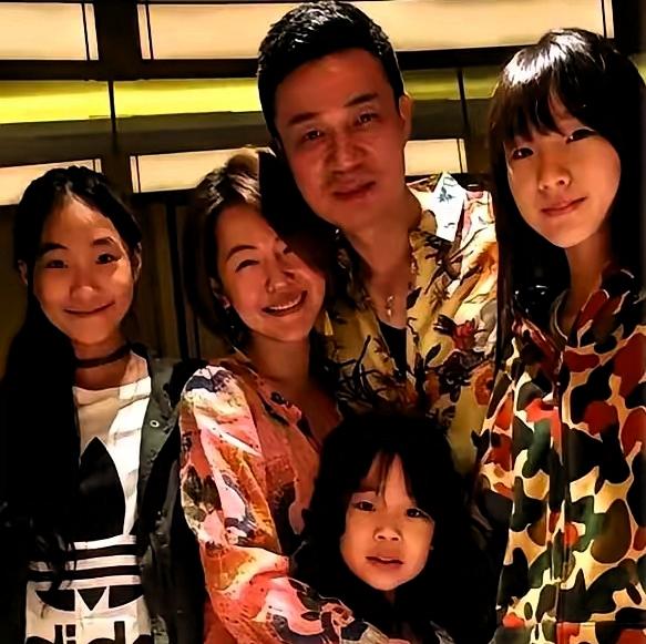 小S带家人去澳洲玩，她妈在家里说了一些让人不得劲的话，
她妈大概意思是，怀念大S