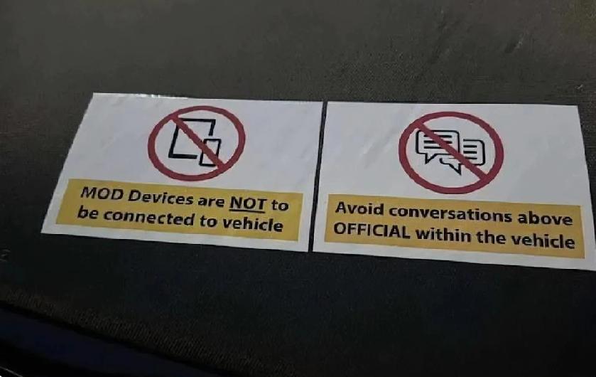 英国国防部已在其租用
的车辆（包括东大制造的MG 电动车）上张贴警告贴纸，告知工