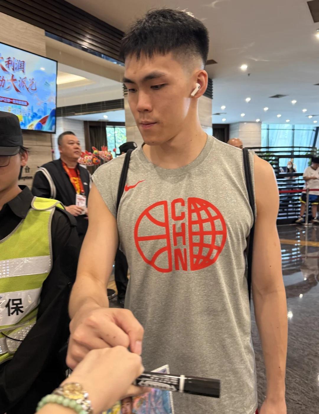 国家队男篮
第一次近距离看到球员们,原来真的会兴奋并紧张到手震!好激动～球员们都