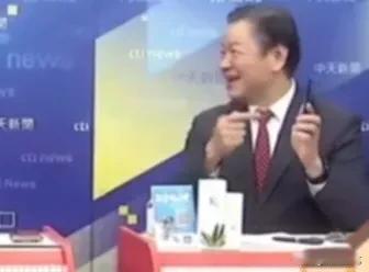 看来是真爱啊！台湾评论员赖岳谦还在用华为的Mate 30手机。

在26日晚上周