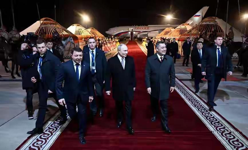 金雕仪仗队压阵！普京获吉国顶格接待，中亚博弈暗潮汹涌
 
普京这趟中亚之行，排面