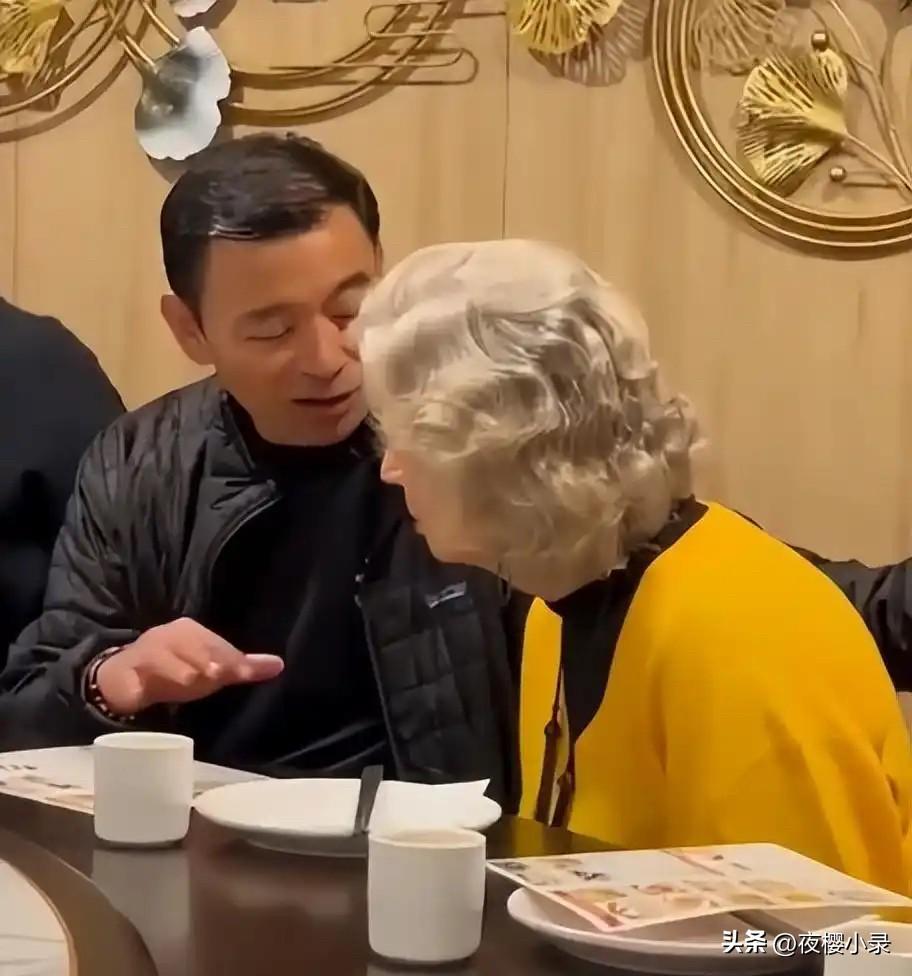 李小龙81岁妻子罕见现身，与粉丝聚会状态好，女儿李香凝贴心照顾！[玫瑰][福]