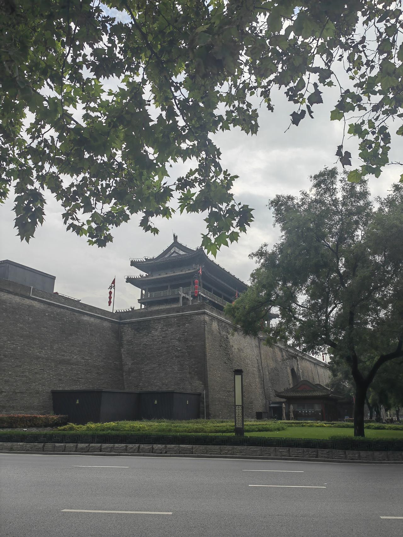 国庆节去西安玩，长乐门和永兴坊值得一逛，印象深刻。西安城墙始建于明洪武年间，全长