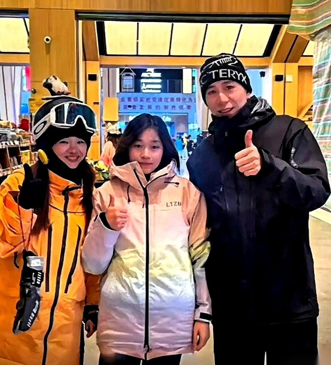 我真的会笑死。
一个17岁的奥运冠军，好不容易放个假，去阿勒泰体验了一下滑雪，居