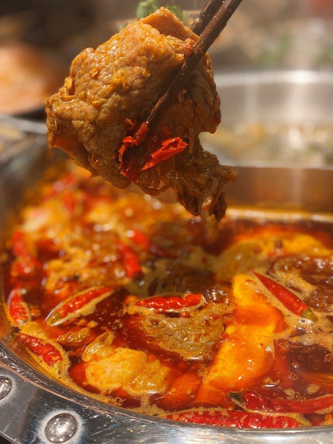 的确，没有什么是一顿火锅解决不了的[哈哈]一切皆可涮[哈哈]。人生如逆旅，火锅一