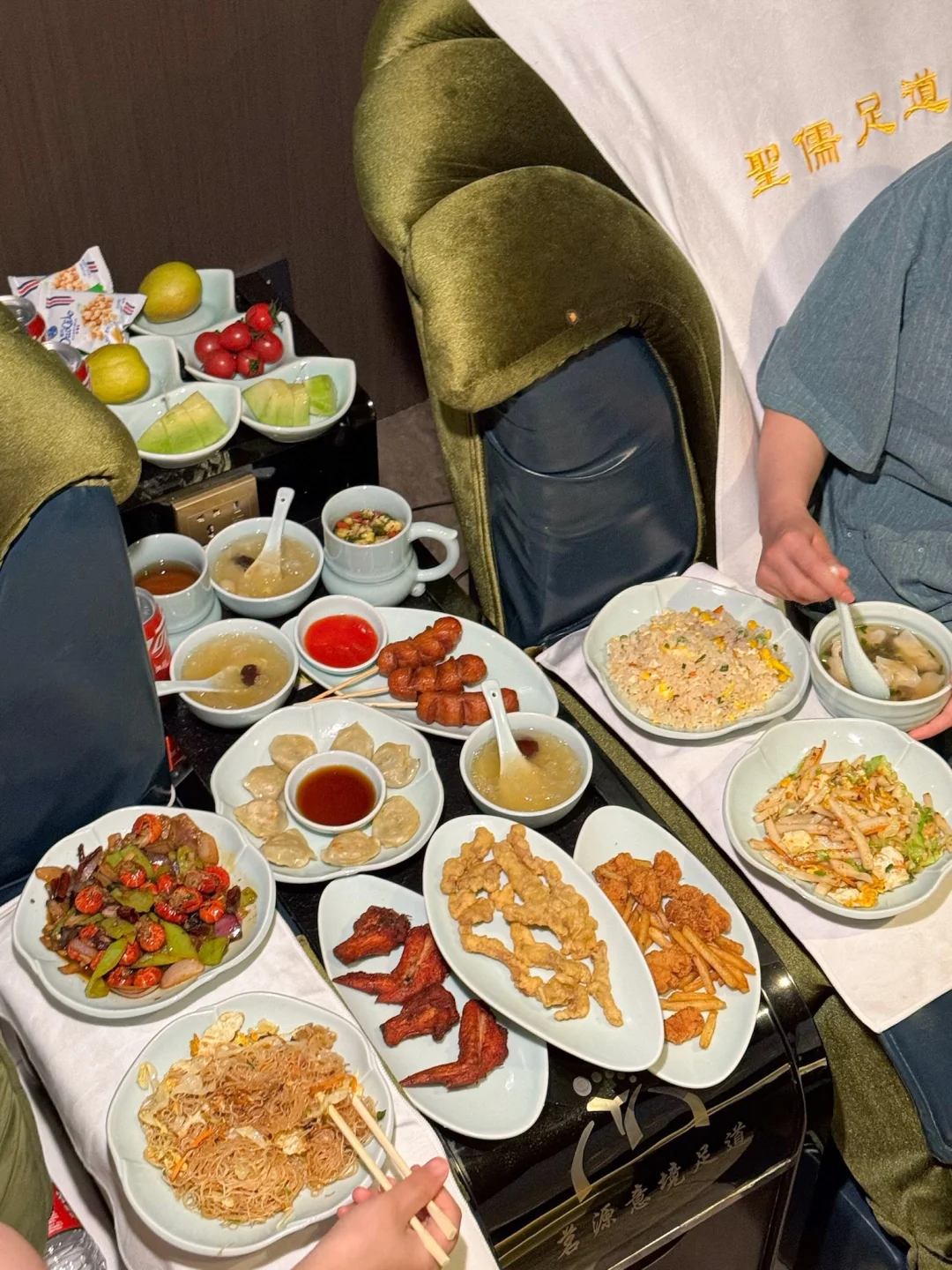 会带每一任前任来的店。。。