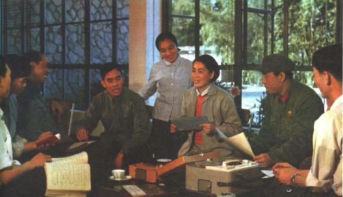 1972年9月，著名粤剧表演艺术家红线女（邝建廉）与粤剧改革组的音乐家、演员们一