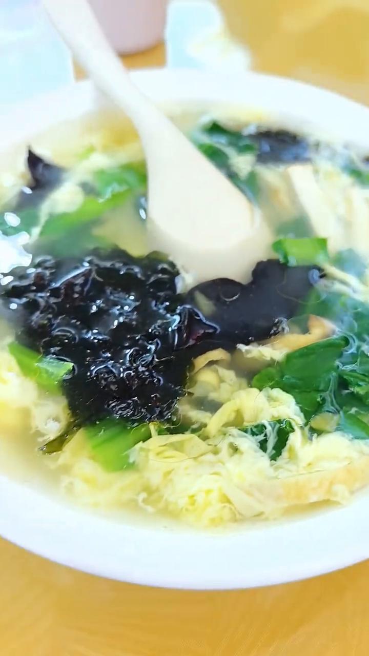 潼关肉夹馍妥妥的美。
到达陕西潼关，尝尝肉，正宗的肉夹馍，老潼关肉夹馍，再来上一