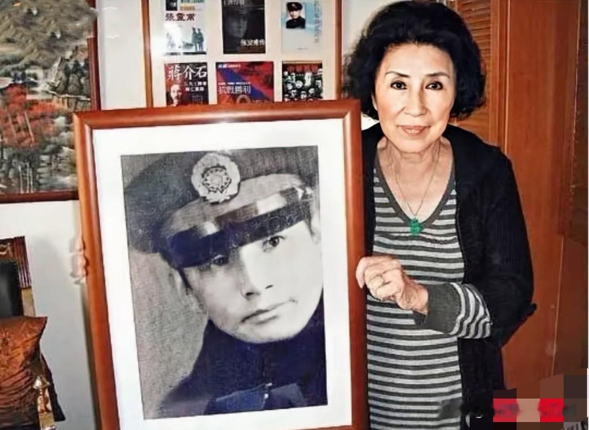 这是晚年的王玉龄与丈夫张灵遗像的一张“合影”，1945年，时年42岁的张灵甫与时