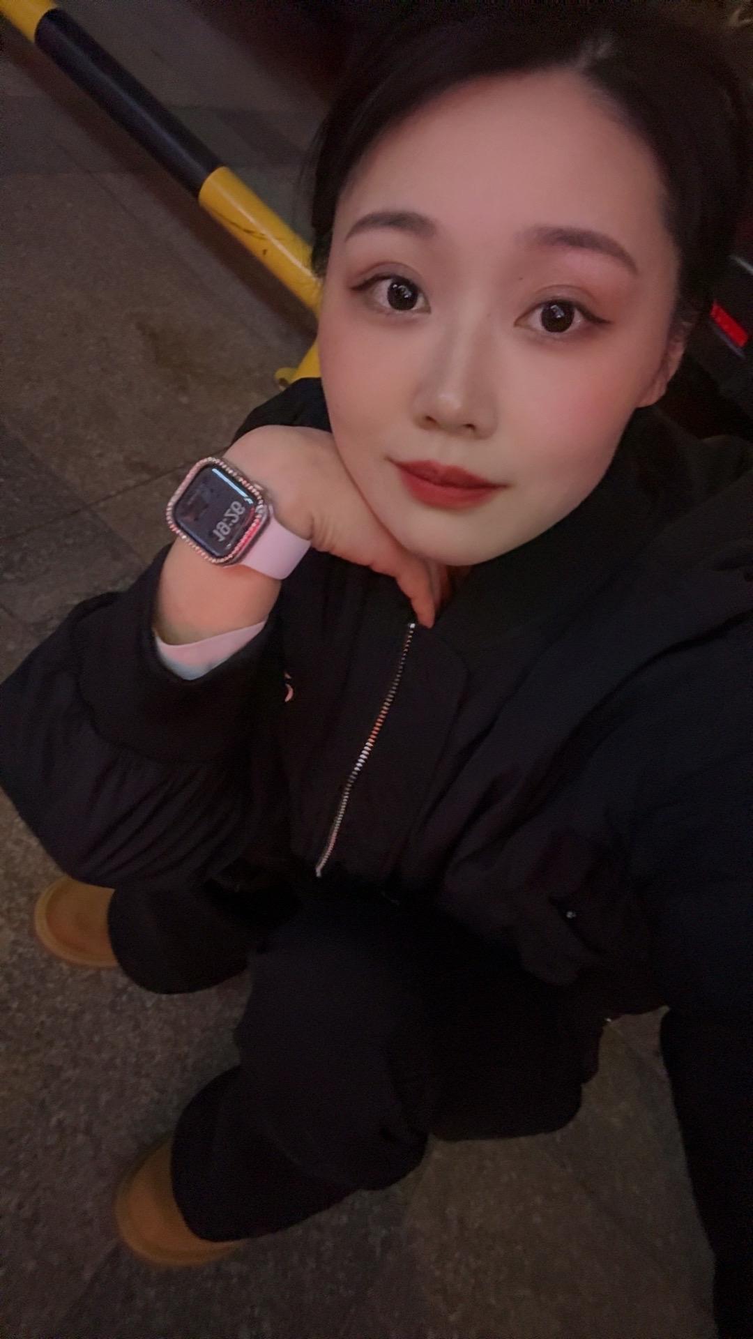 我在想，这辈子，有没有那么一个人，想着有钱了对我好点，给我买个东西