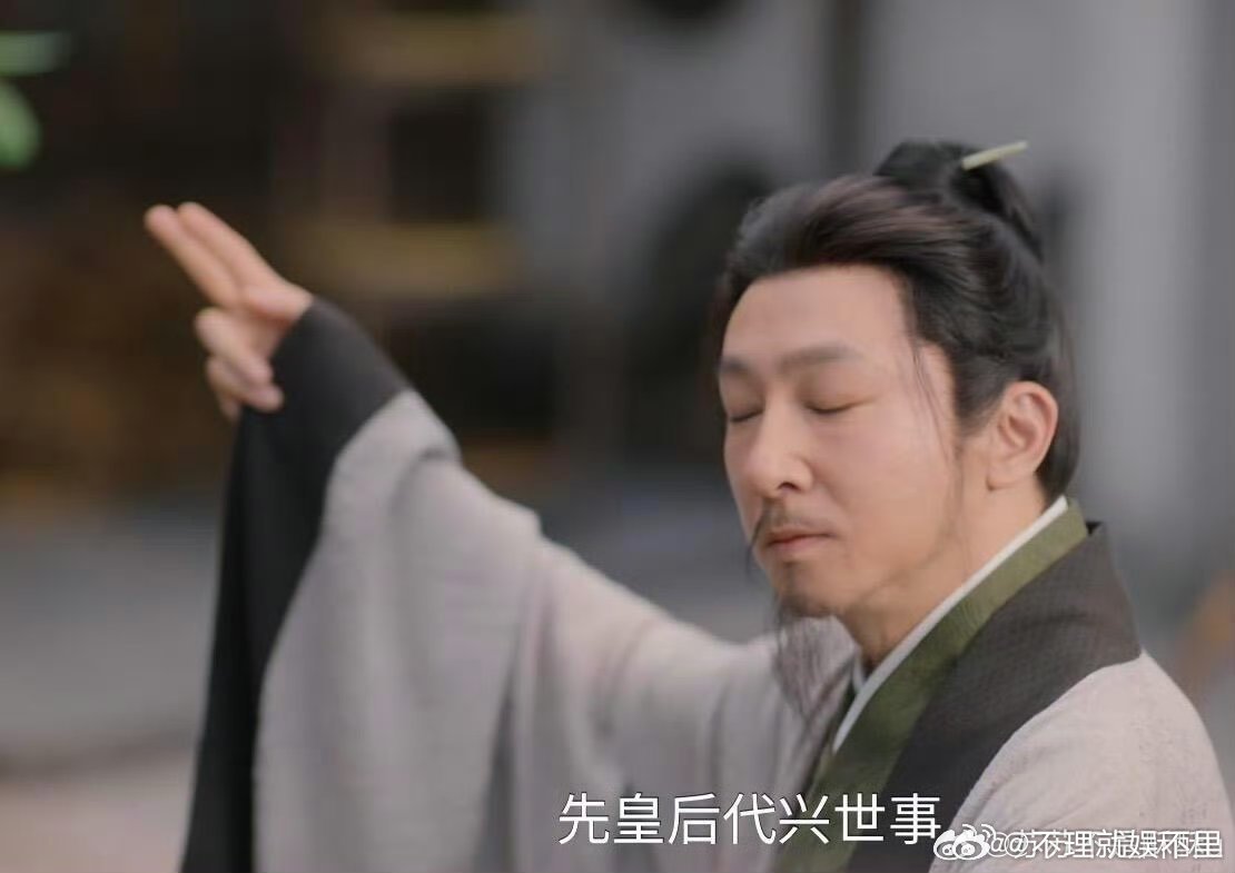 兰香大婚师父苏可举圣旨深意 师父举圣旨的瞬间满是护徒之心，借赐婚圣旨的威势，给兰