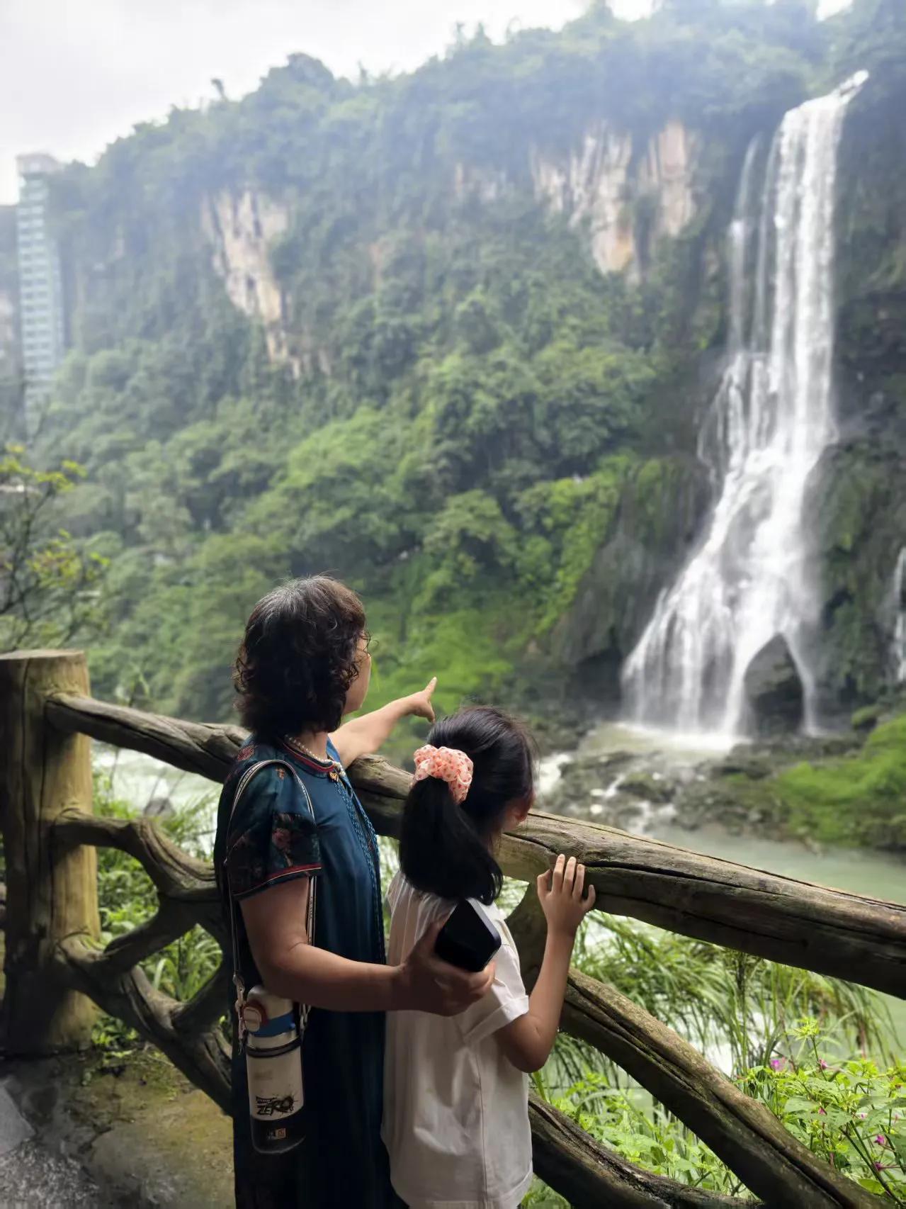 奔赴贵州，终于邂逅闻名遐迩的黄果树瀑布。远远便能听见震耳的水声，穿过葱郁山林，壮