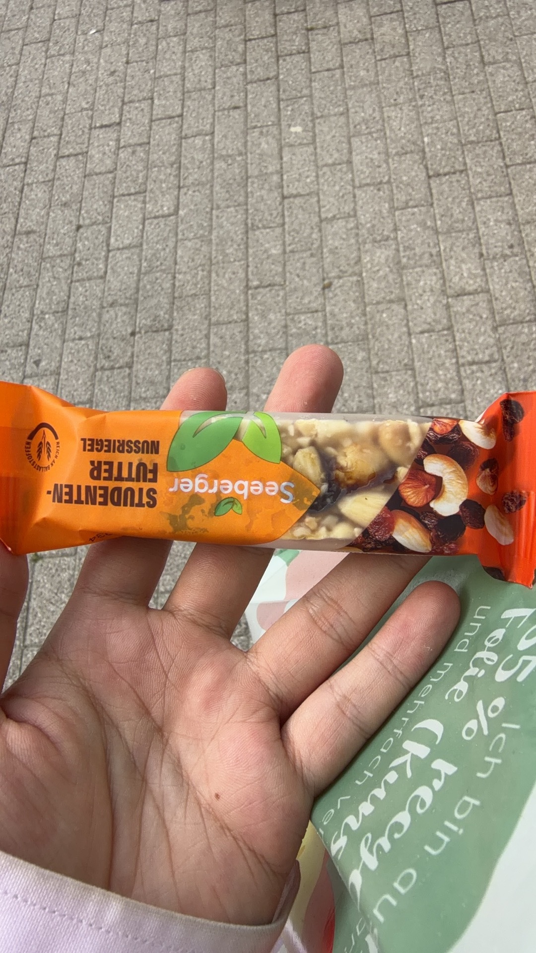 找到一家生活超市，但是能买到的东西非常有限，没有随处可见的便利店，也没有24小时