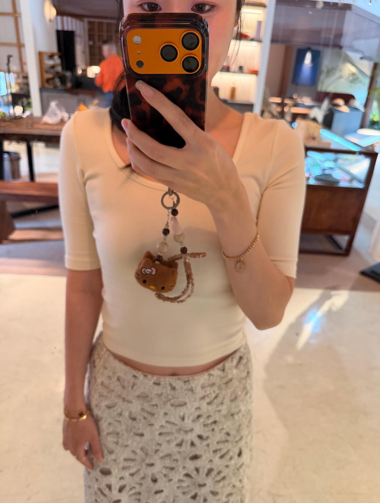 上条购物分享里的中袖上衣+黑裙子。
可lady，可休闲～ ​​​