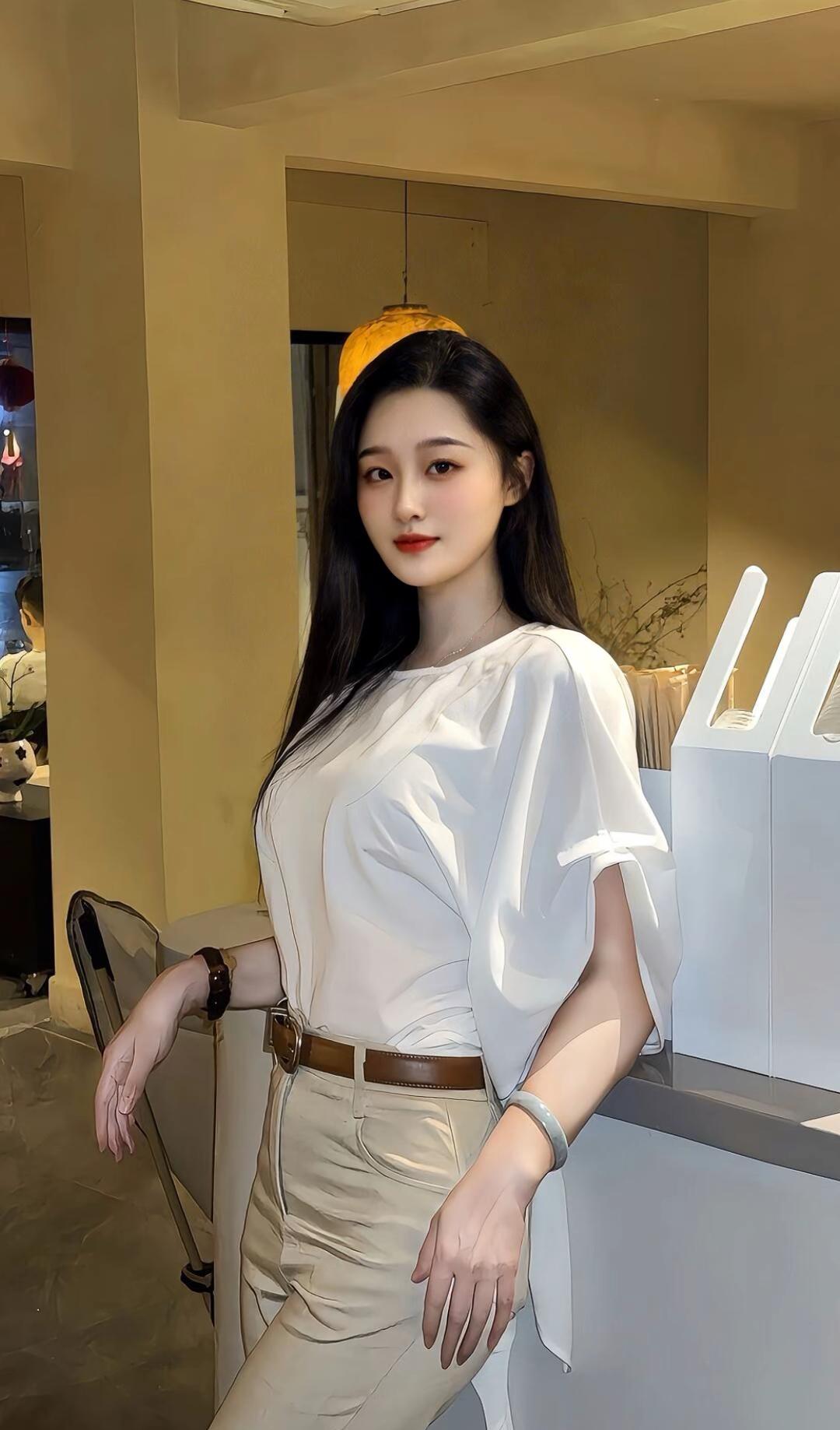 温柔优雅的白色连衣裙，搭配棕色腰带，尽显时尚与优雅。