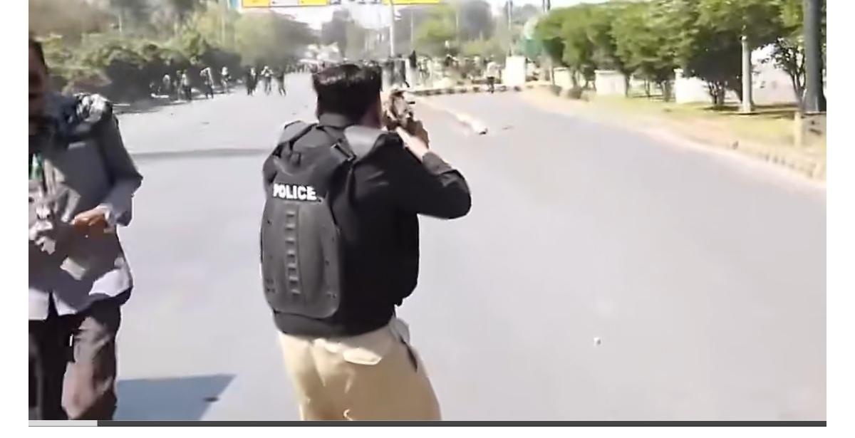 巴基斯坦卡拉奇市，当地军警与反美抗议者打成一片。