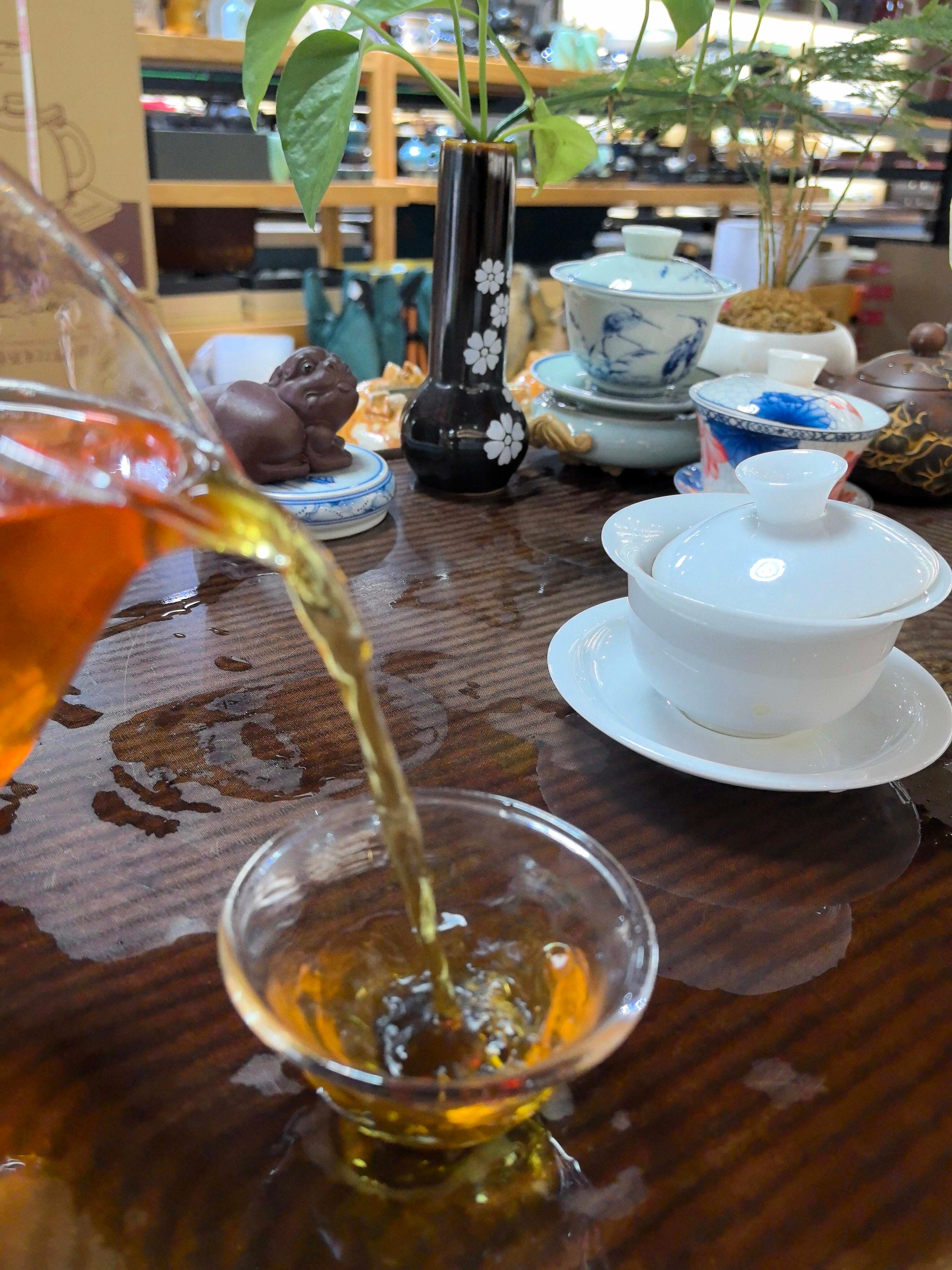 真的好爱这种慢下来的感觉…一个人，一杯茶，一个下午。茶叶在热水里慢慢舒展，心事也