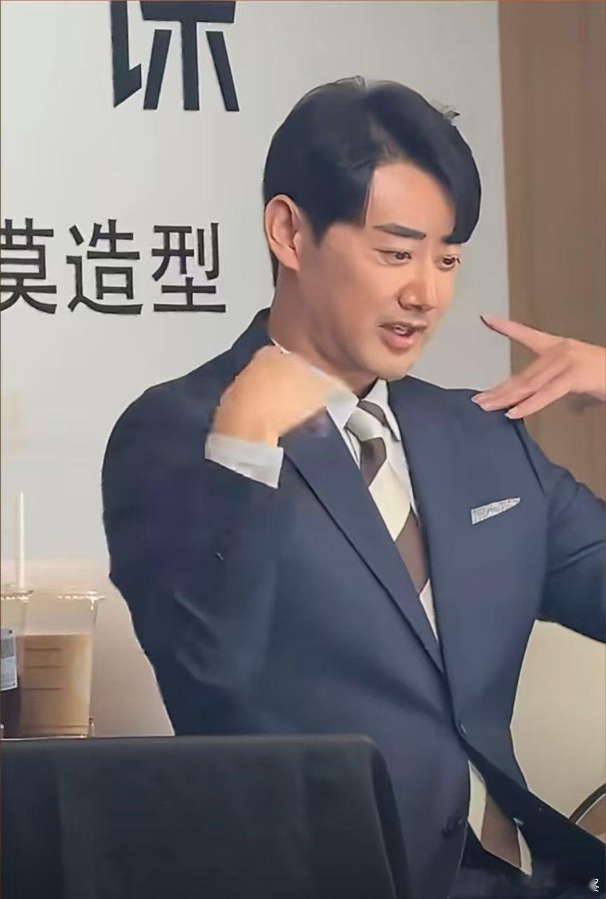 小马哥表情管理 男人更懂男人表情管理全程在线，一抬眼一个 wink，小马哥把舞蹈