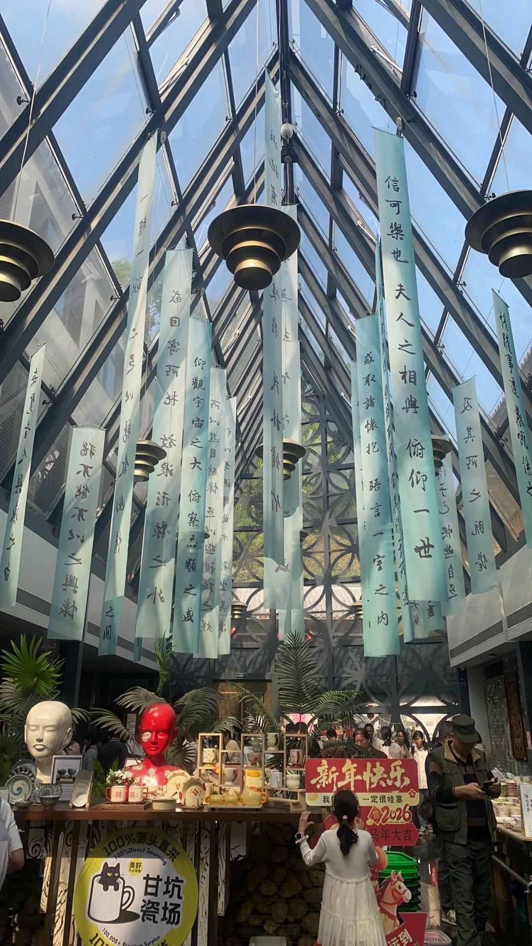 我知道：
我喜欢吃香菜，世界上也有人讨厌香菜；
我不喜欢吃苹果，肯定也有人爱吃苹