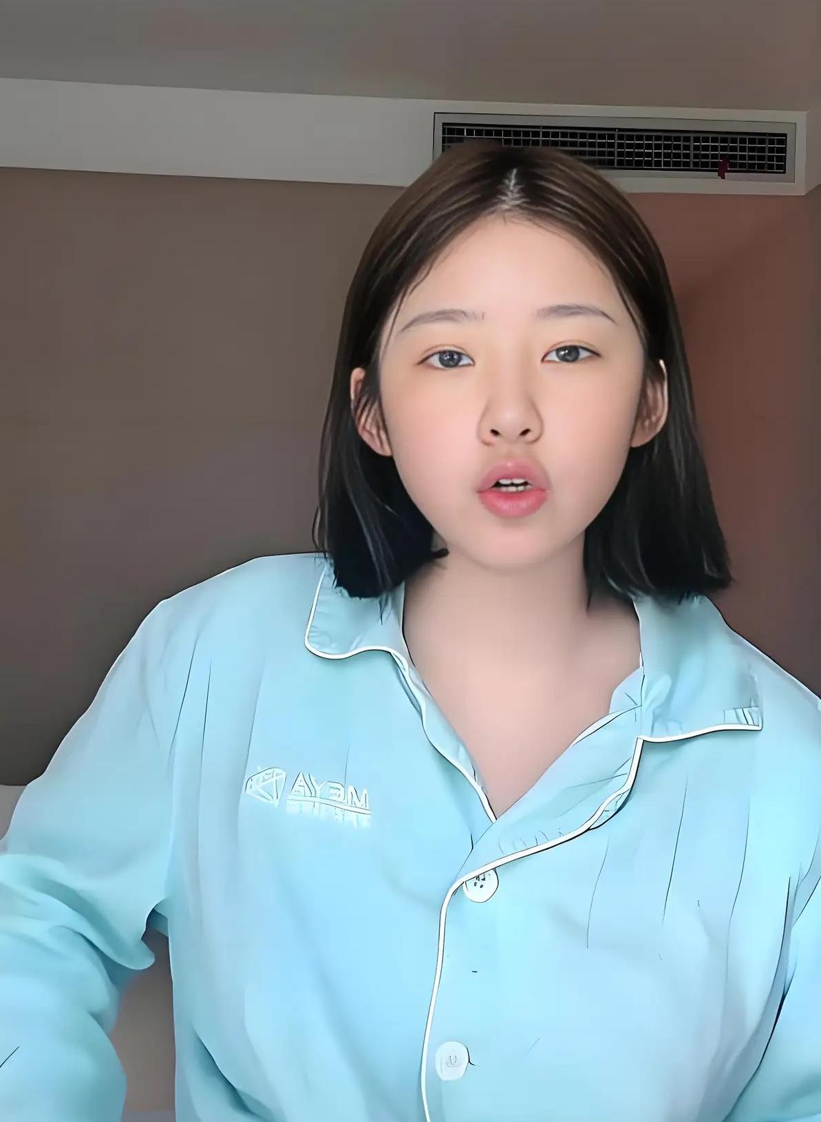 黄一鸣这是被气急了，网友说：“王思聪不要你了。”

黄一鸣说：“王思聪是你爹，还